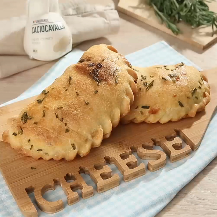 Как приготовить Кальцоне с картофелем, колбасой и качокавалло