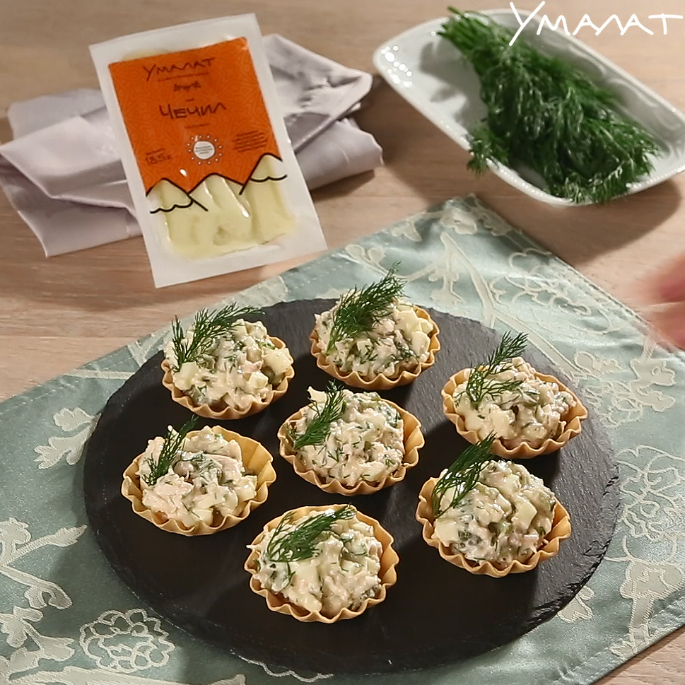 Как приготовить Салат с курицей, чечилом и домашним майонезом