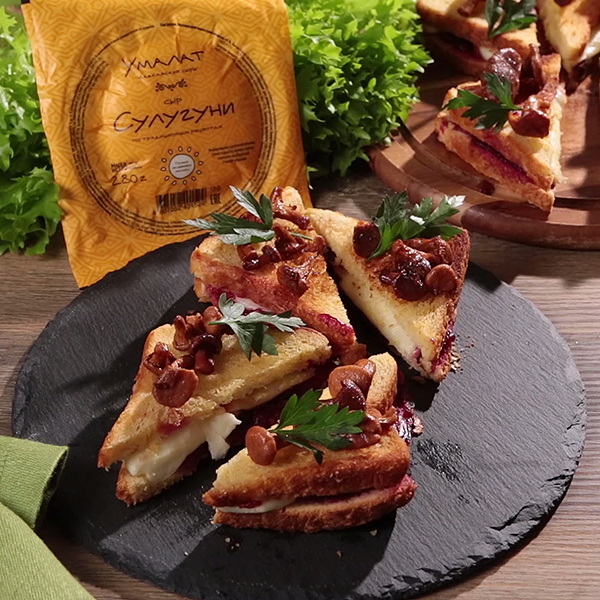Как приготовить Сэндвичи с сыром, клюквенным джемом и лисичками